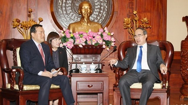 Le secrétaire du Comité du Parti pour Hô Chi Minh-Ville, Nguyên Thiên Nhân (à droite), et le vice-président du groupe sud-coréen Lotte, Hwang Kag Gyu. Photo : VNA