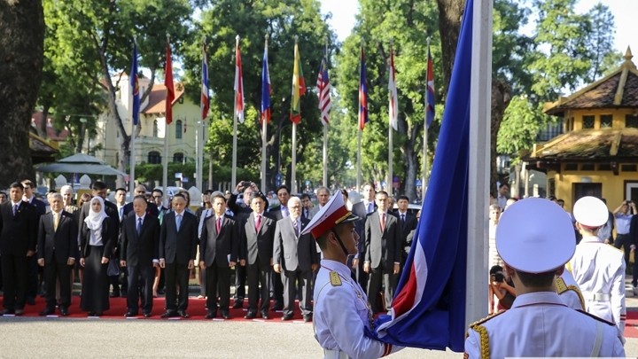 La cérémonie de hissement du drapeau de l’ASEAN tenu ce mardi matin, en août 2017 à Hanoi. Photo : baoquocte
