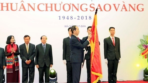 Le Président vietnamien Trân Dai Quang remet à l’Union des Associations de la Littérature et des Arts du Vietnam l’Ordre de l’Étoile d’or. Photo : VNA.