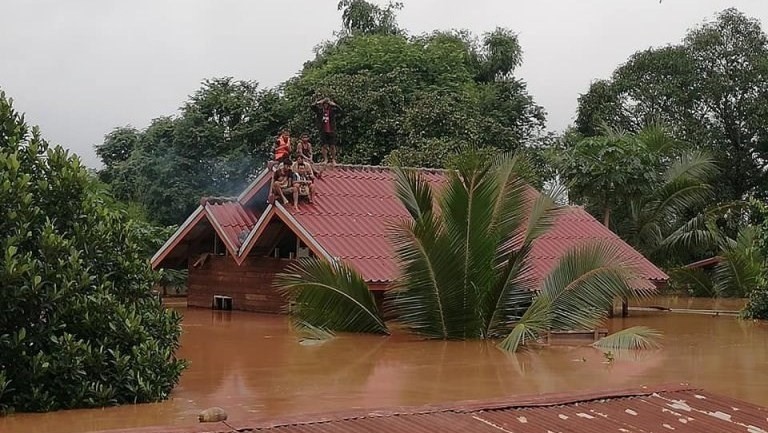 Le barrage Xepian-Xe Nam Noy s'est effondré, faisant inonder dix villages et isolant complètement le district de Sanamxay. Photo : KPL.