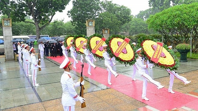 La délégation des dirigeants au Mémorial des martyrs de la Patrie à Hanoï. Photo : VNA.