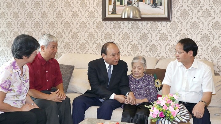 Le Premier ministre Nguyên Xuân Phuc rend visite à la mère de Trinh Dinh Khôi, Vu Thi Nhàn. Photo : VGP.