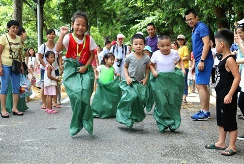 Les enfants s’immergent dans l’ambiance joyeuse de l’espace récréatif de "Loose parts play" déroulé sur les rues piétonnes de Hanoï. Photo : VNA