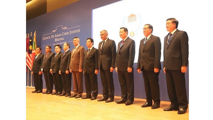 Les chefs de la Justice des dix pays membres de l'ASEAN à la 6e réunion du CACJ à Singapour. Photo : VNA