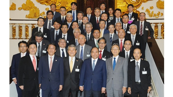 Le Premier ministre Nguyên Xuân Phuc (troisième à partir de la droite) et les membres de la délégation Keidanren. Photo : Trân Hai/NDEL