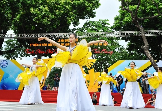 Une représentation artistique lors de la parade de rue « Quintessences de Hanoi : Convergence et brillance ».