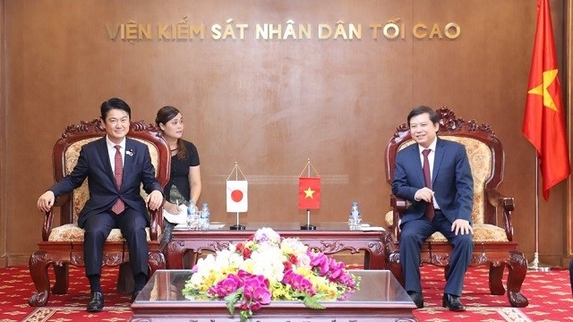 Le président du Parquet populaire suprême du Vietnam, Lê Minh Tri (à droite), et le vice-ministre japonais de la Justice, Yamashita Takashi, le 3 août à Hanoi. Photo: kiemsat.vn.