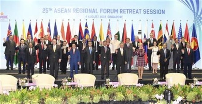 Photo de groupe du 25e Forum régional de l’ASEAN (ARF), le 4 août à Singapour. Photo: VNA.