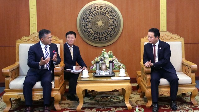 Le ministre des Ressources naturelles et de l’Environnement, Trân Hông Hà, (à droite) et Amit Midha, président et vice-directeur exécutif chargé de l’Asie-Pacifique et du Japon du groupe Dell Technologies. Photo : baotainguyenmoitruong.vn