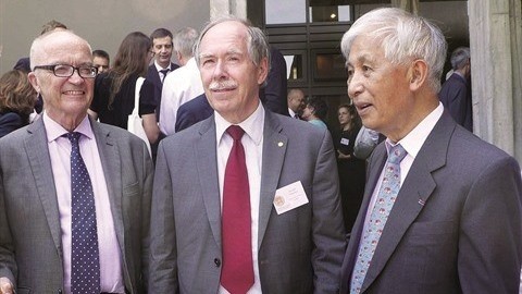 Jean Trân Thanh Vân (droite) et deux Prix Nobel, lors des 14èmes " Rencontres du Vietnam ", en mai dernier à Binh Dinh. Photo : CVN.