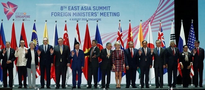 Photo de groupe de la 8e Conférence des ministres des Affaires étrangères des pays du Sommet de l’Asie de l’Est, le 4 août à Singapour. Photo : Reuters.