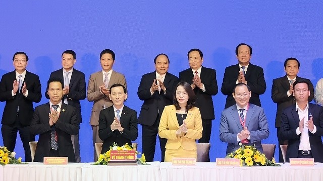 Le PM vietnamien Nguyên Xuân Phuc (2e rang, au centre) assiste à la signature des accords d'investissement à Cân Tho, le 10 août. Photo: VGP.