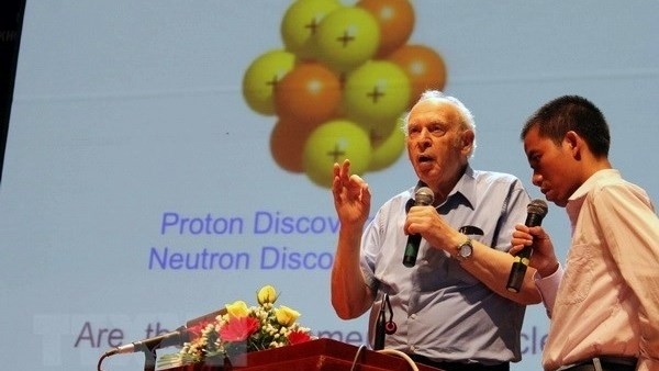 Le Prix Nobel de physique Jerome Isaac Friedman s’adresse aux étudiants amoureux de la science. Photo : VNA
