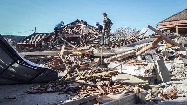 Le bilan du séisme de dimanche soir sur l’île touristique de Lombok a atteint 98 morts. Photo: EPA.