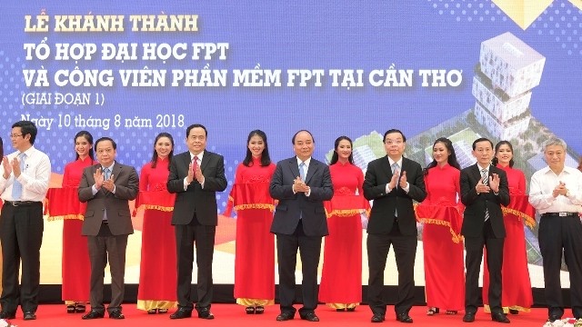 Le PM Nguyên Xuân Phuc (au milieu du 1er rang) à la cérémonie de l’inauguration du parc universitaire FPT à Cân Tho. Photo : VGP.