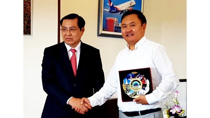 Le président du comité populaire de Dà Nang, Huynh Duc Tho (à gauche), et un representant du groupe ANEX Tour. Photo : danang.gov.vn