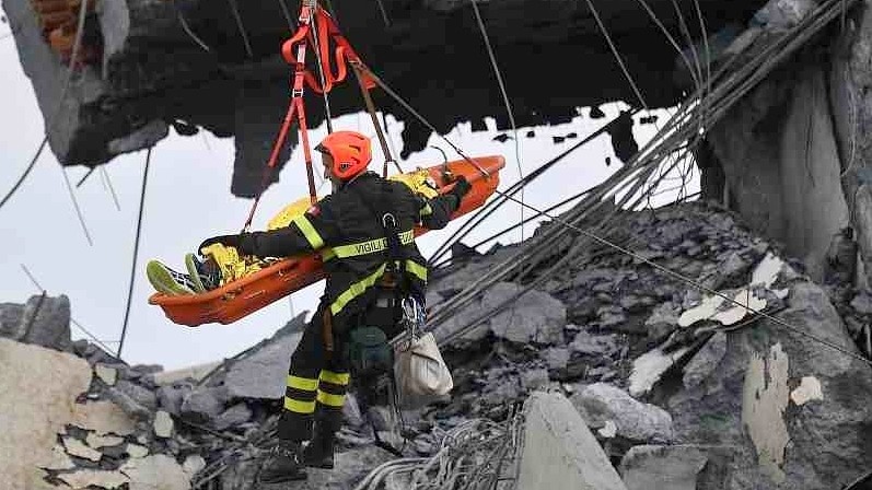 Les sauveteurs s'activent après l'effondrement d'un viaduc à Gênes (en Italie). Photo : Luca Zennaro/EPA.