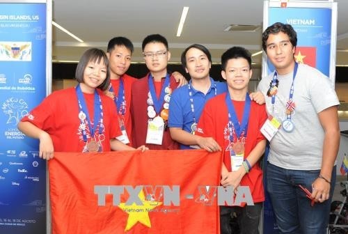 L’équipe vietnamienne prend la photo souvenir. Photo: VNA.