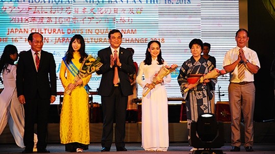 Phan Viêt Cuong, secrétaire adjoint du Comité du Parti et Vo Xuân Ca, président du Comité du Front de la Patrie de la province de Quang Nam, offrent des bouquets de fleurs aux artistes des deux pays. Photo : baoquangnam.vn