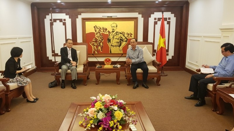 Séance de travail entre le vice-ministre vietnamien des Transports et des Communications, Lê Dinh Tho, et le directeur général de la compagnie RION, Tsuno Motonori. Photo: Baogiaothong.