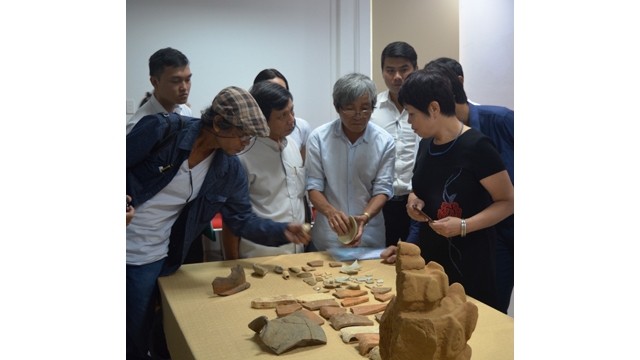 Les archéologues présentent des objets découverts au vestige Cham. Photo : VGP