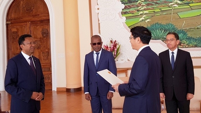 L'ambassadeur Lê Huy Hoàng (à droite) présente ses lettres de créance au Président de la R. de Madagascar. Photo: DSQ.