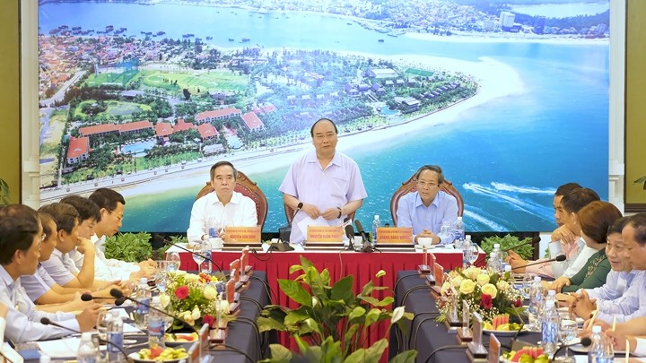 Le Premier ministre Nguyen Xuan Phuc et la mission du gouvernement ont eu, dimanche après-midi, une séance de travail avec le Comité permanent du Comité provincial du Parti de Quang Binh (Centre). Photo : VGP