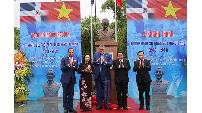 Cérémonie d'inauguration d'un mémorial en l’honneur du professeur Juan Bosch, leader du mouvement de libération nationale en Amérique latine au parc Hoa Binh. 