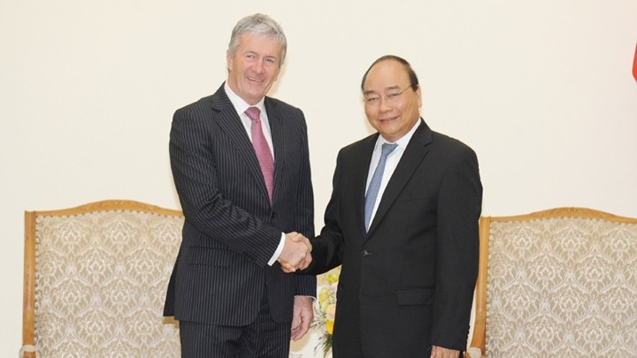 Le Premier ministre Nguyên Xuân Phuc (à droite) et le ministre néo-zélandais de l'Agriculture, de la Biosécurité, de la Sécurité alimentaire et des Communautés rurales, Damien O’Connor. Photo : Trân Hai/NDEL