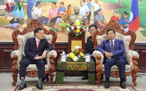 Le président de la Cour populaire suprême du Vietnam, Nguyên Hoa Binh (à droite), et son homologue laotien Khamphan Sitthidampha. Photo : VOV.