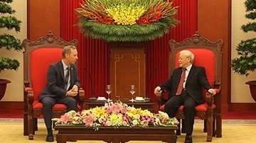 Le Secrétaire général du PCV Nguyên Phu Trong (à droite) et le nouvel ambassadeur du Royaume-Uni au Vietnam, Gareth Ward, le 1er septembre à Hanoi. Photo: VOV.