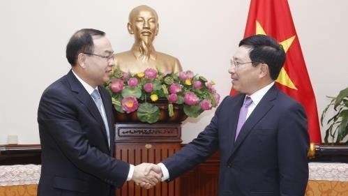 Le Vice-Premier ministre et ministre des Affaires étrangères, Pham Binh Minh (à droite) et le maire de la municipalité de Chongqing (Chine), Tang Liangzhi. Photo : NDEL.