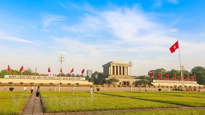 Le mausolée Hô Chi Minh et la place Ba Dinh, où le Président Hô Chi Minh a prononcé la déclaration d'indépendance, annonçant la fondation de la République démocratique du Vietnam - maintenant la République socialiste du Vietnam, le 2 septembre 1945. Photo: VNA