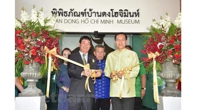 L'ambassadeur du Vietnam en Thaïlande, Nguyên Hai Bang (gauche) et le ministre thaïlandais du Tourisme et des Sports, Weerasak Kowsurat ont coupé la bande inaugurale du Musée Hô Chi Minh au Nord de la Thaïlande. Photo : VNA
