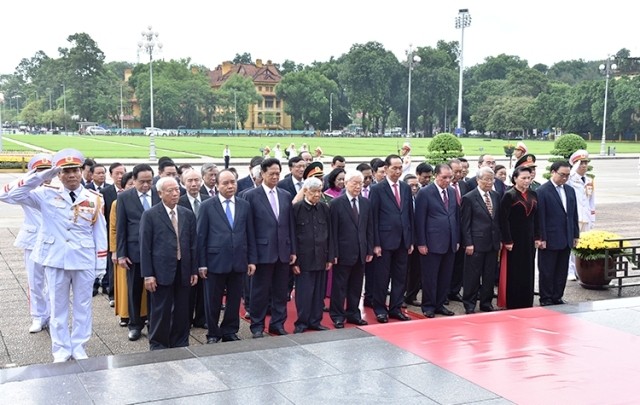 Des dirigeants du Parti et de l’État vietnamiens rendent hommage au Président Hô Chi Minh. Photo : NDEL.
