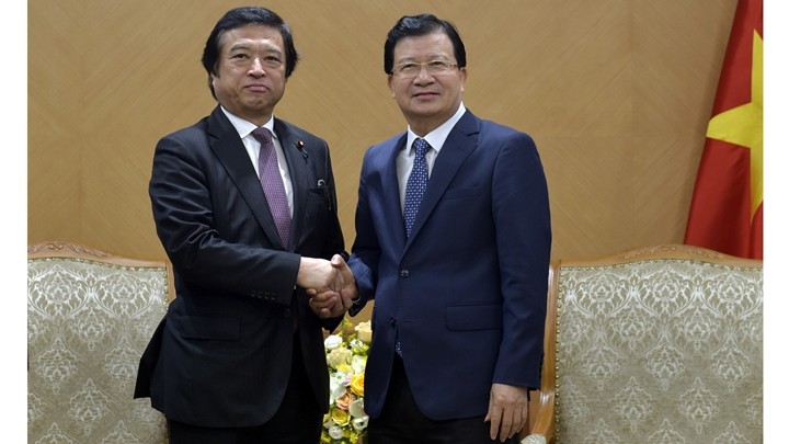 Le Vice-Premier ministre Trinh Dinh Dung (à droite) et le ministre japonais chargé de la Politique océanique et chef du Bureau de l'Alliance parlementaire d'amitié Japon-Vietnam Teru Fukui. Photo : VNA