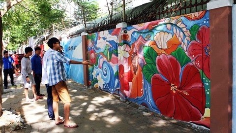 Ces fresques murales visent à appeler les locaux à conjuguer leurs efforts pour la protection de l'environnement. Photo: VNA