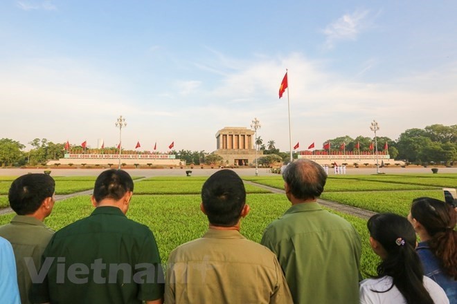 Lors de la Fête nationale, des Vietnamiens dans l’ensemble du pays ont afflué vers la Place historique Ba Dinh pour assister à la cérémonie du levée du drapeau et rendre hommage au Président Ho Chi Minh dans son mausolée. Photo : VNA.