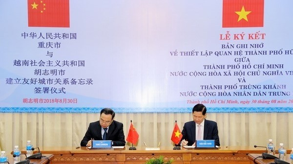 Signature du mémorandum sur l’établissement des relations d’amitié entre HCM-Ville et la ville chinoise de Chongqing, le 30 août dans la mégapole du Sud. Photo: VNA.