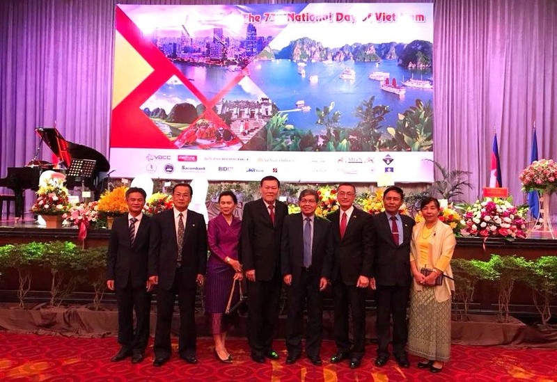 Photo souvenir d'invités lors de la réception diplomatique à l’occasion du 73ème anniversaire de la Fête nationale du Vietnam au Cambodge. Photo: MOFA.