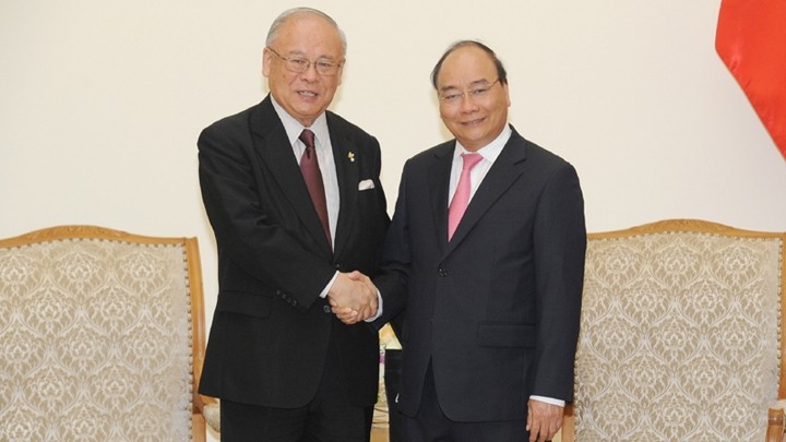  Le Premier ministre Nguyên Xuân Phuc (à droite) et le conseiller spécial de l'Alliance parlementaire d'amitié Japon-Vietnam, Tsutomu Takebe. Photo : VNA