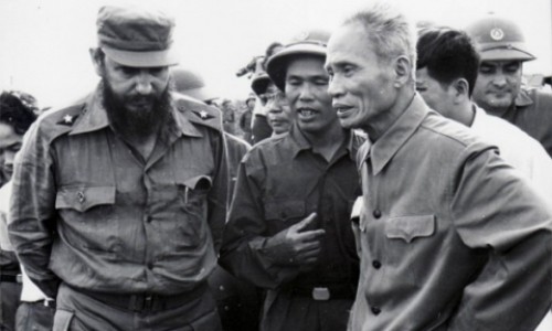 Le Président cubain, Fidel Castro, et le Premier ministre vietnamien, Pham Van Dông, en septembre 1973 . Photo : CPV.