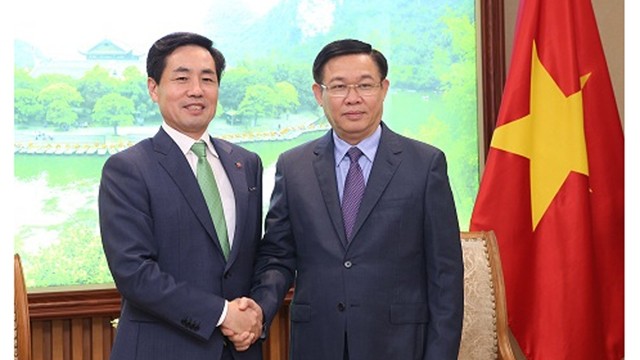 Le Vice-PM Vuong Dinh Huê (à droite) et Kim Chang Kwon, président et directeur général de la compagnie financière Lotte Card. Photo : VGP.