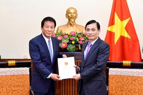 Le vice-ministre vietnamien des Affaires étrangères Lê Hoài Trung (à droite) et l'ambassadeur spécial Vietnam – Japon Ryotaro Sugi. Photo: VOV.