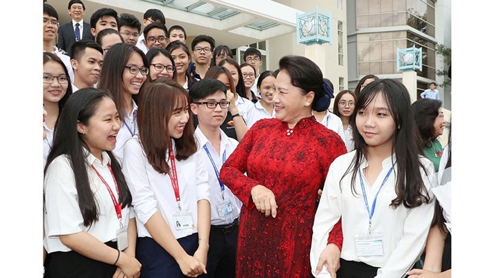 La Présidente de l’Assemblée nationale vietnamienne, Nguyên Thi Kim Ngân, et des étudiants de l’Université nationale de Hô Chi Minh-Ville. Photo : VNA.