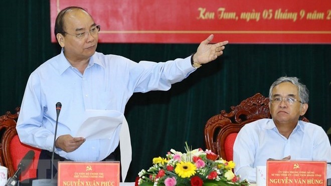 Le Premier ministre Nguyên Xuân Phuc travaille avec les autorités de Kon Tum. Photo : VNA