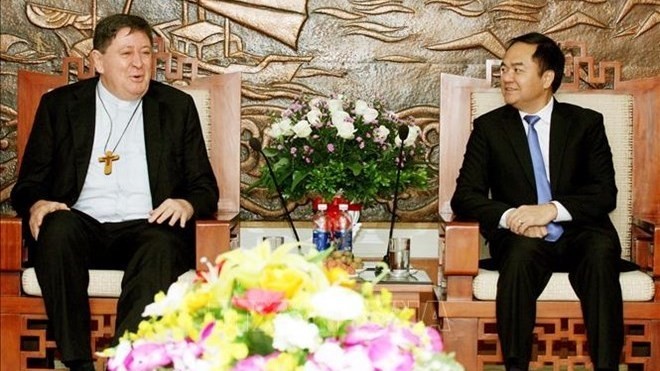 Le chef du Comité des affaires religieuses du gouvernement, Vu Chiên Thang (à droite), reçoit le cardinal João Braz de Aviz. Photo: VNA.