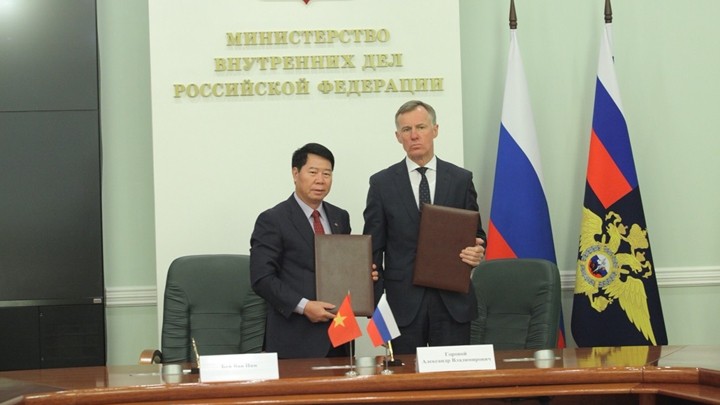 Bùi Van Nam (à gauche) et Aleksandr Gorovoy ont signé le programme de coopération pour le 2019-2021 entre le ministère vietnamien de la Sécurité publique et le ministère russe de l’Intérieur. Photo : VNA
