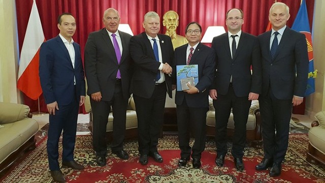 L’Ambassadeur vietnamien en Pologne, Vu Dang Dung (3e à droite), lors de la rencontre avec Marek Suski, Secrétaire d’Etat, chef de la chancellerie du président du conseil des ministres. Photo : baomoi.com.vn