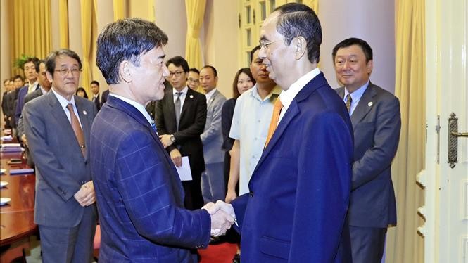 Le Président Trân Dai Quang (à droite) reçoit vendredi matin le 7 septembre à Hanoi, Tsuneda Teruo, conseiller spécial du groupe Mainichi. Photo : VNA